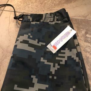 Syrup skirt. Army green color. Adjustable waist